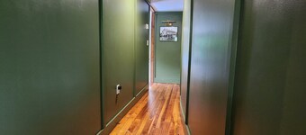 "Over The Ridge"Vintage Modern Apartment