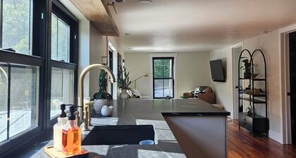 "Over The Ridge"Vintage Modern Apartment