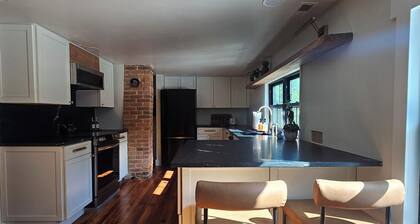 "Over The Ridge"Vintage Modern Apartment