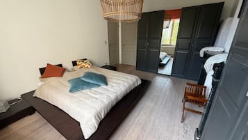 2 bedrooms, iron/ironing board, free WiFi, bed sheets