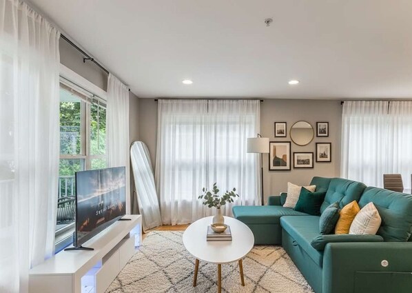 TV, offices - Modern 3 Bed 3 Bath Condo in Uptown (Minneapolis)