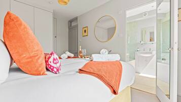 2 bedrooms, desk, iron/ironing board, WiFi