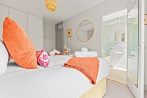 2 bedrooms, desk, iron/ironing board, WiFi