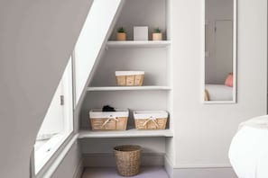 2 bedrooms, desk, iron/ironing board, WiFi