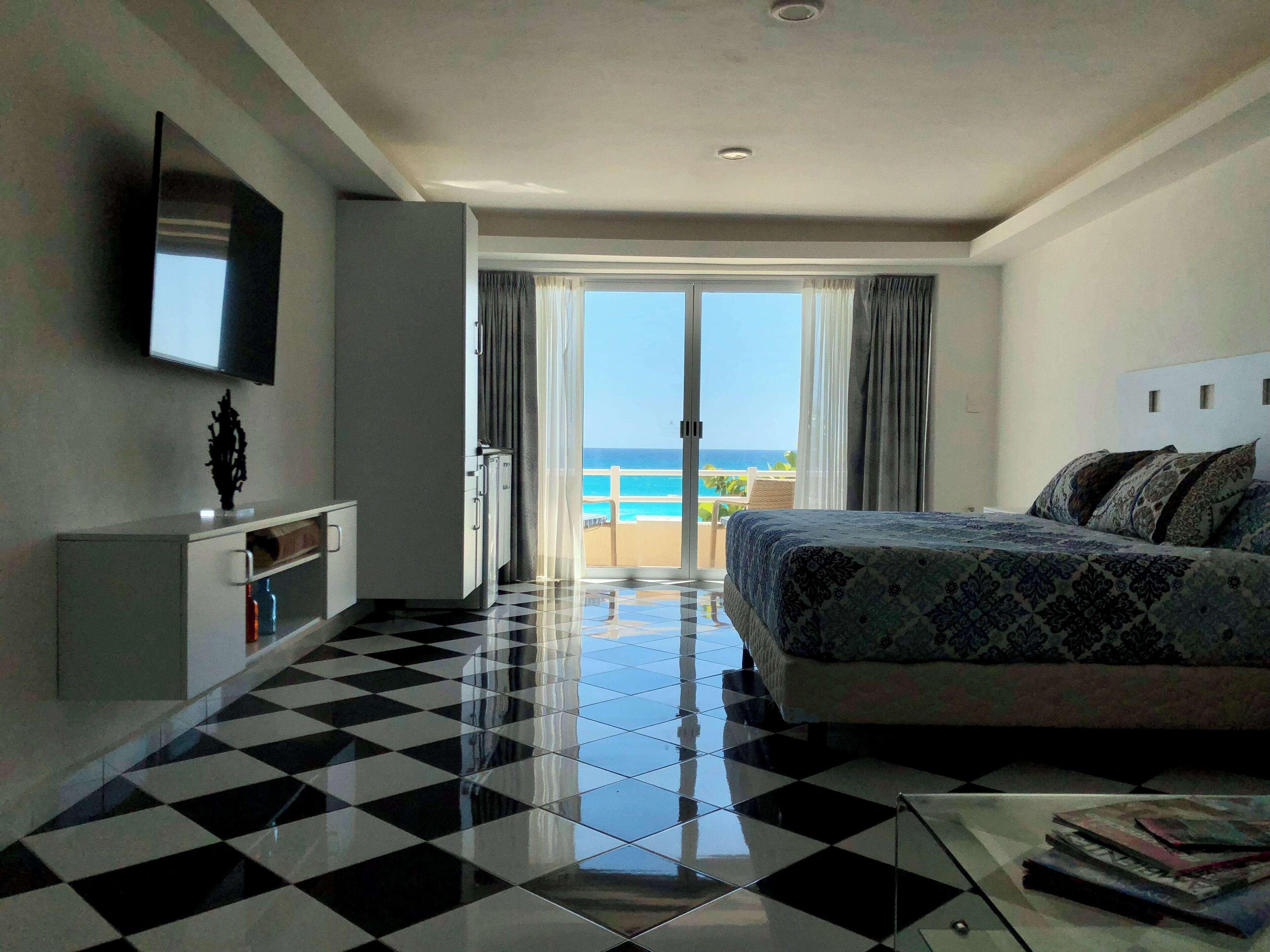 8 chambres, coffres-forts dans les chambres, fer et planche à repasser