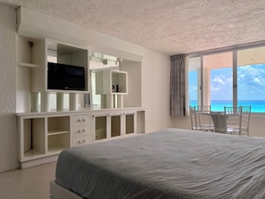 8 bedrooms, in-room safe, iron/ironing board, travel crib - 8 Bedroom Beachfront Villa (Cancún)