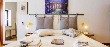 Iron/ironing board, WiFi, bed sheets