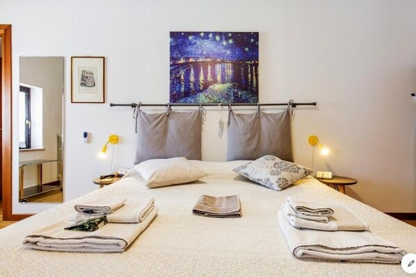 Iron/ironing board, WiFi, bed sheets