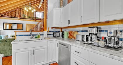 Modern Log Cabin Retreat - Ski, Swim, Work & Relax in the Heart of Vermont
