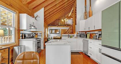 Vermont cabin near Sugarbush w/ mountain views