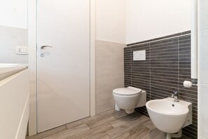 Shower, bidet, towels