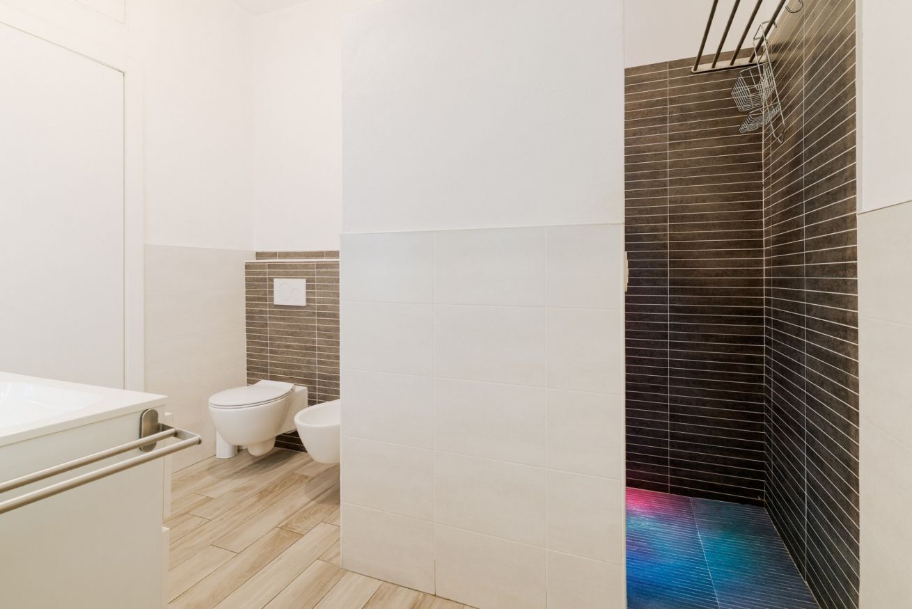 Een douche, een bidet, handdoeken