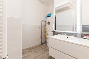 Douche, bidet, serviettes fournies