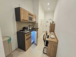 Fridge, stovetop, coffee/tea maker, electric kettle - ApartHotel Rahl (Hamburg)