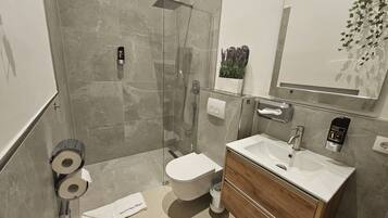 Superior Studio 2 Queen-Betten mit Küche | Bathroom | Shower, rainfall showerhead, hair dryer, heated floors