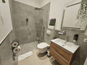 Superior Studio 2 Queen-Betten mit Küche | Bathroom | Shower, rainfall showerhead, hair dryer, heated floors - ApartHotel Rahl (Hamburg)
