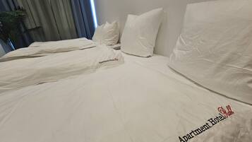 Superior Studio 2 Queen-Betten mit Küche | Ropa de cama de alta calidad, edredón y escritorio