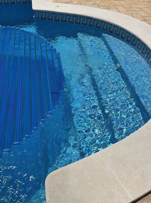 Utomhuspool och uppvärmd pool