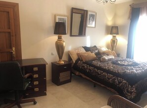 Bureau, espace de travail pour ordinateur portable