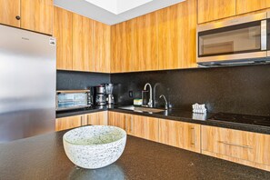 Frigorífic, microones, placa de cuina i cafetera i tetera