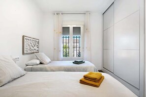 3 bedrooms, desk, WiFi