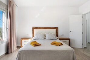 3 bedrooms, desk, WiFi