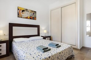 3 chambres, fer et planche à repasser, Wi-Fi, draps fournis