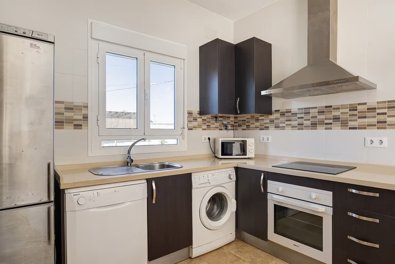 Kylskåp, mikrovågsugn, spishäll och diskmaskin