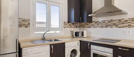 Kylskåp, mikrovågsugn, spishäll och diskmaskin