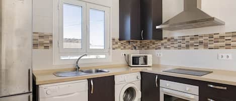 Réfrigérateur, micro-ondes, plaque de cuisson, lave-vaisselle