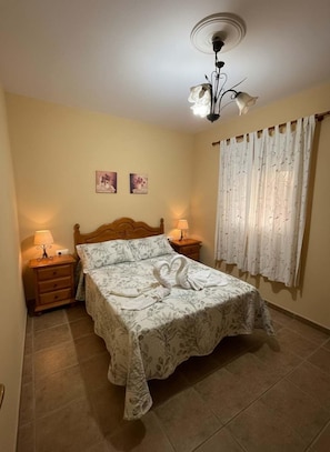 3 bedrooms, iron/ironing board, WiFi, bed sheets