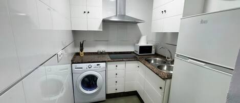 Een koelkast, een microgolfoven, een kookplaat, een vaatwasser