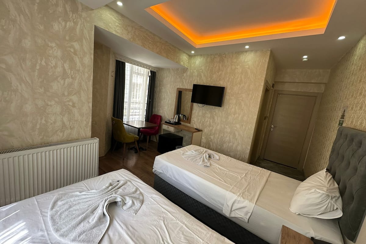 Classic Twin Room | Desk, laptop workspace, free WiFi