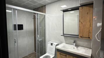 Ducha, secador de pelo, toallas y jabón