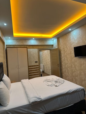 Escritorio, espacio para trabajar con laptop y wifi gratis