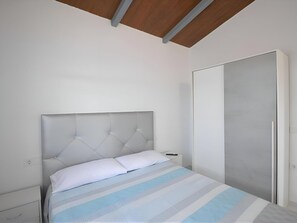 2 室のベッドルーム、アイロン / アイロン台、WiFi、ベッドシーツ