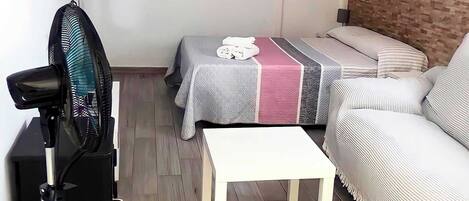 1 habitación, tabla de planchar con plancha, wifi y ropa de cama