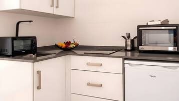 Kühlschrank, Mikrowelle, Ofen, Herdplatte