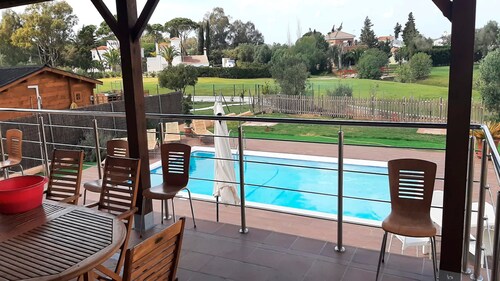 Chalet con Piscina Privada y Vistas al Golf en Chiclana – Ideal Familias