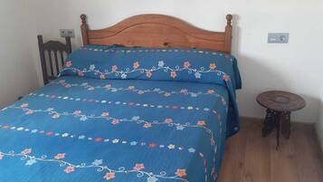 6 slaapkamers, een strijkplank/strijkijzer, wifi, beddengoed