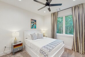 5 bedrooms, iron/ironing board, internet, bed sheets