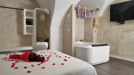 1 bedroom, WiFi, bed sheets. Suite con Vasca Idromassaggio nel cuore antico di San Giovanni Rotondo