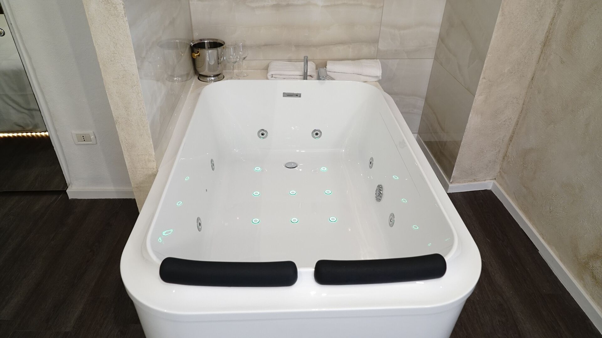 Dusche, Whirlpool, Haartrockner, Bidet