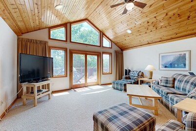 Course View Condo, with Jetted Tub, Fireplace, Shared Pool & Resort Amenities