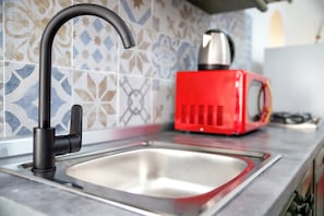Réfrigérateur, micro-ondes, four, plaque de cuisson