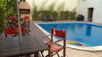 Una piscina al aire libre de temporada