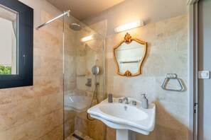 Shower, hair dryer, towels