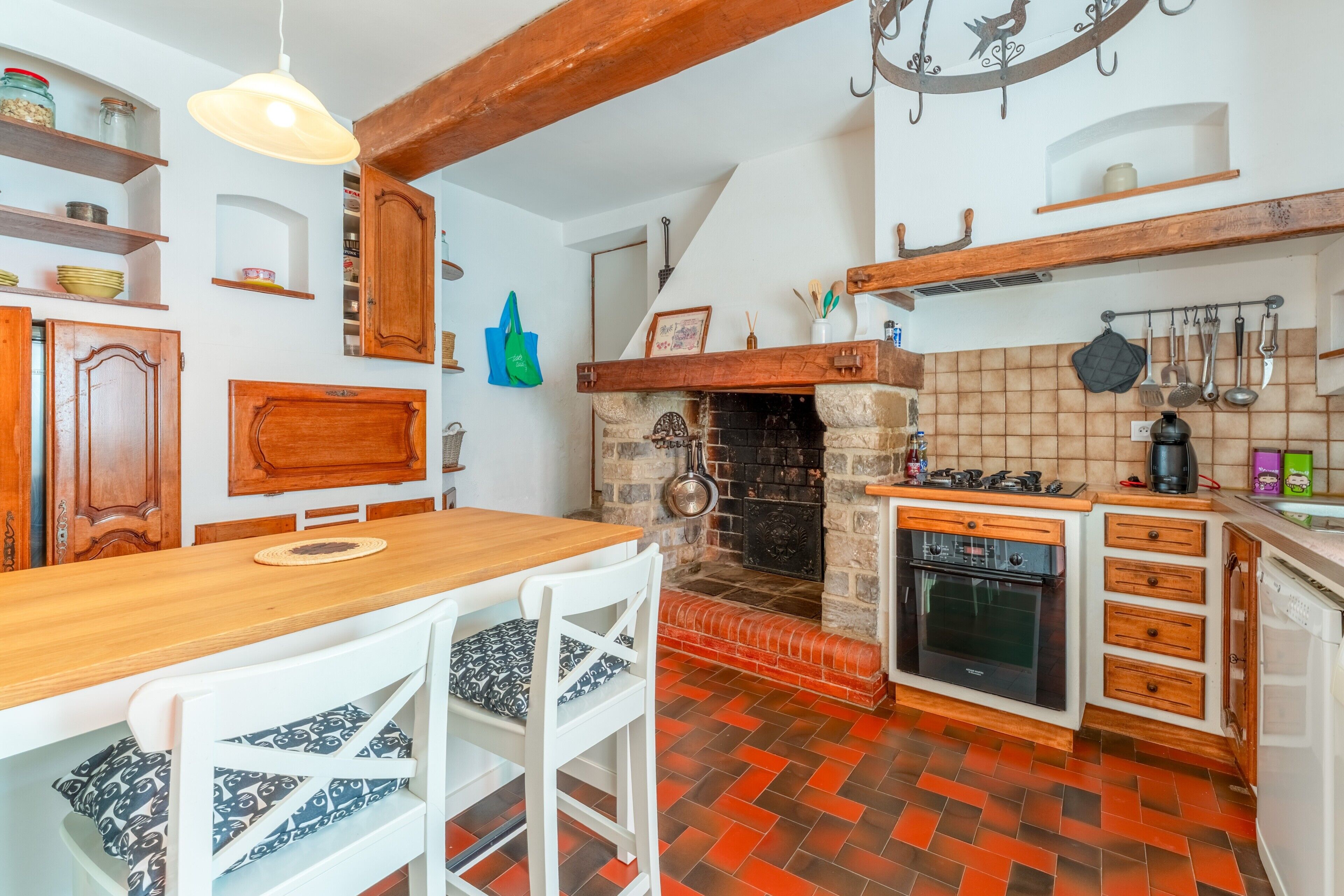 Kjøleskap, mikrobølgeovn, ovn og kokeplater