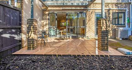 Sweet Sunshine Nest with Pool, Aircon and Parking