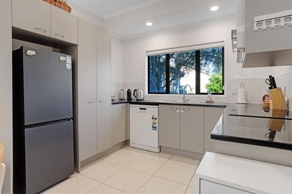 Een koelkast, een magnetron, een oven, een kookplaat